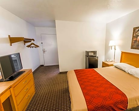 1 Queen Bed, Smoking