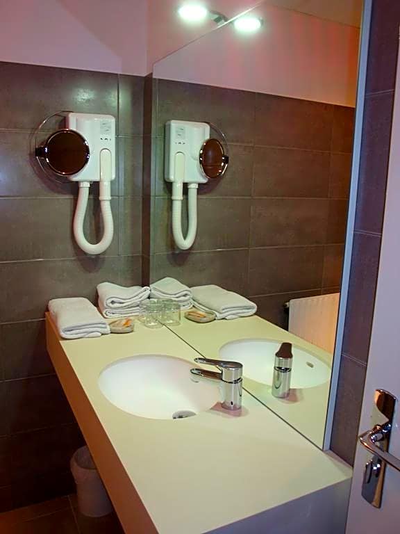 Hotel de l'Orme, Akena