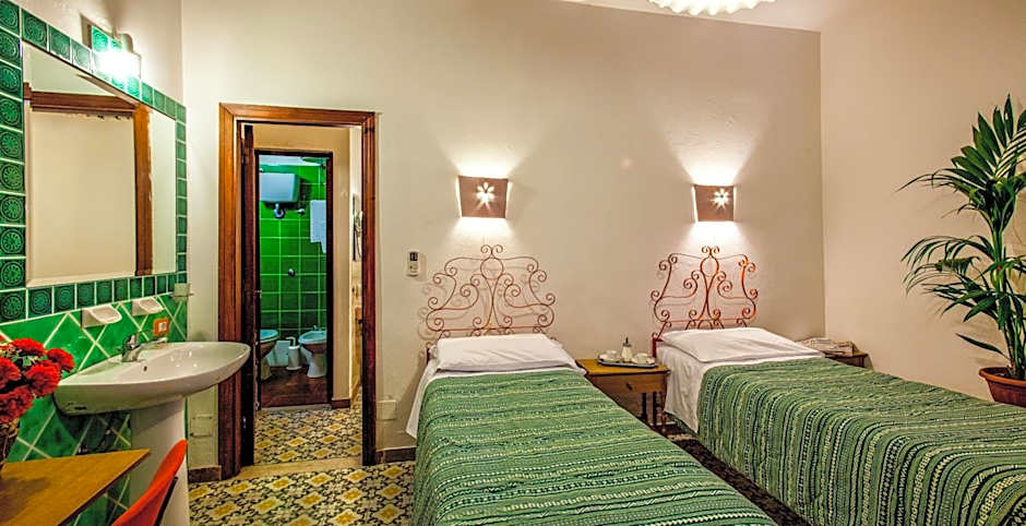 Hotel Villarosa con Vespa Rent