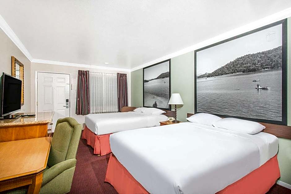 Upper Lake Inn & Suites