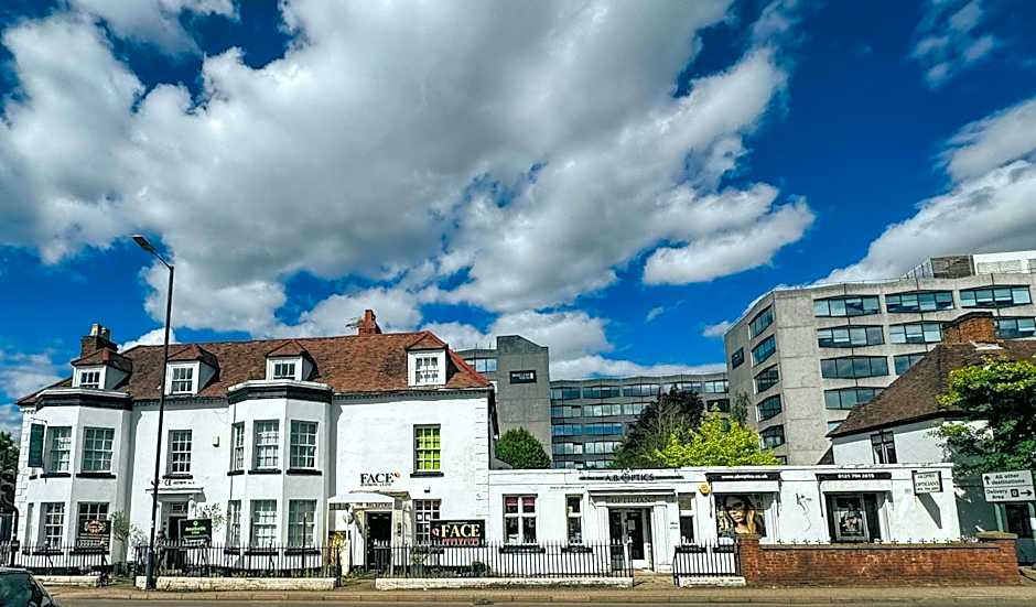 Stylish Modern 1-Bed Apartment in Prime Solihull Town Centre