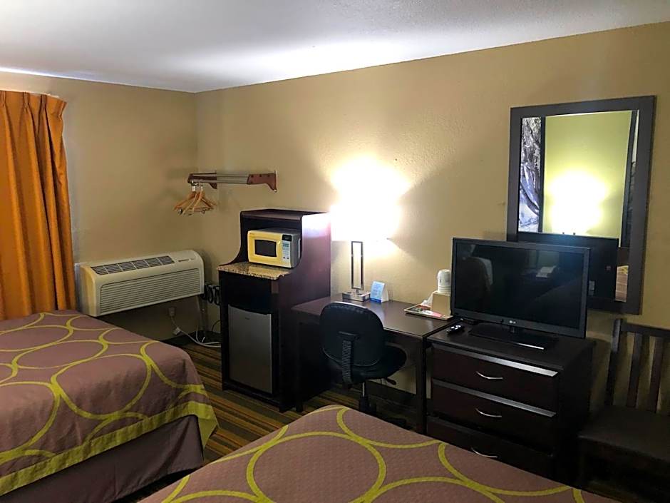 Super 8 by Wyndham Topeka/Wanamaker RD/I-70