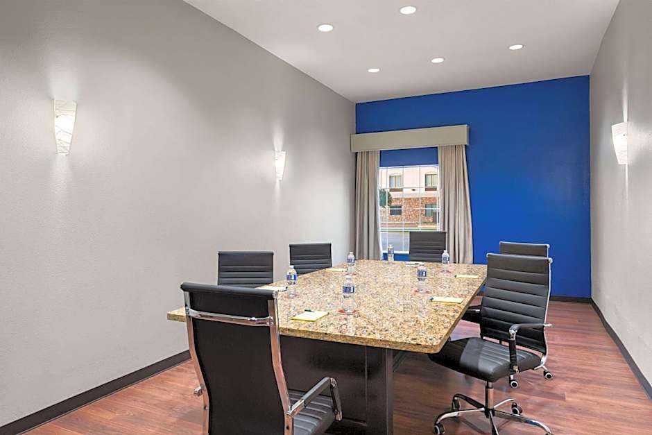 La Quinta Inn & Suites by Wyndham Denton - University Drive