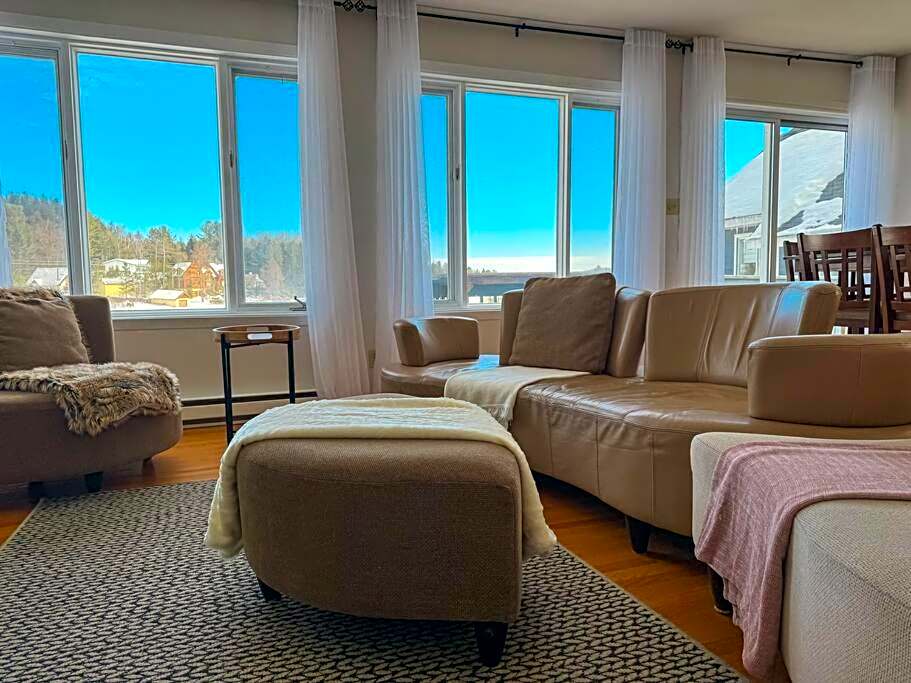 Lake retreat 5BR with SPA, watercraft and kids playground