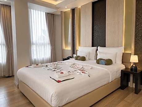 Superior Corner Queen Room