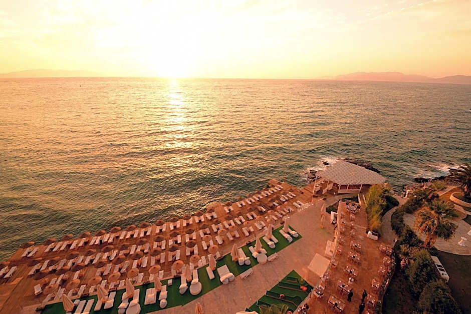 Charisma De Luxe Hotel