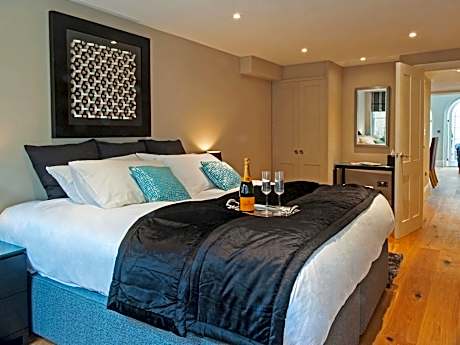 Apartment-Luxury-Private Bathroom-Patio