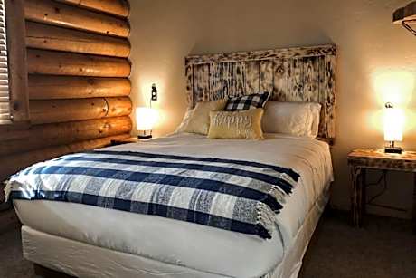 1- Lil Jo's Bunkhouse-Queen-Ensuite with Shower