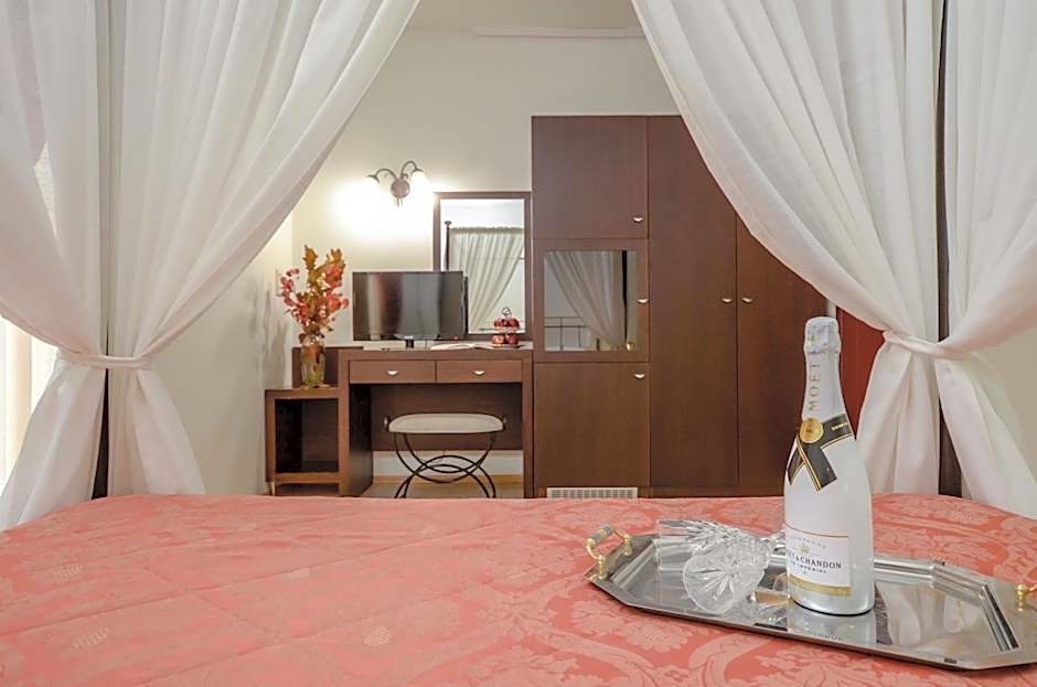 Photo 1 sur 8 de Honeymoon Suite