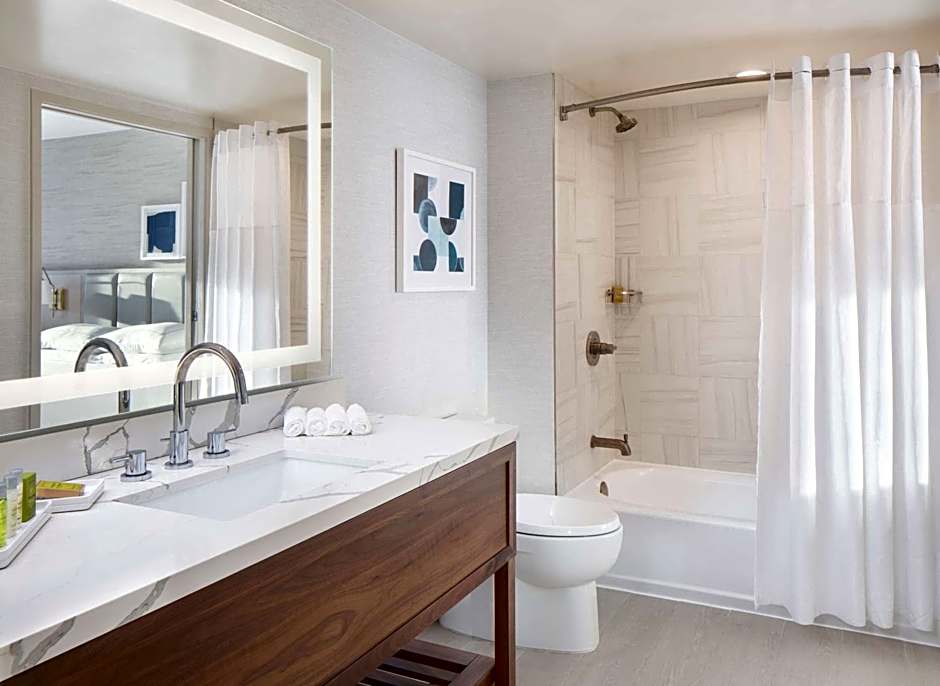 Hilton Santa Monica Hotel & Suites