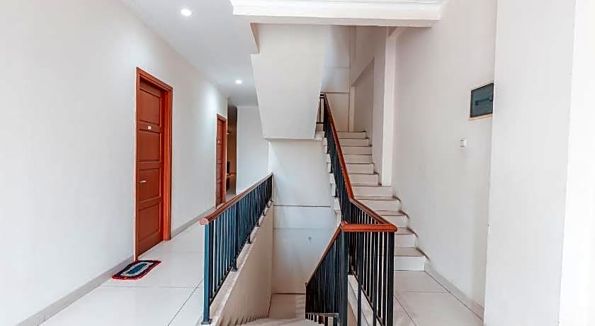 RedDoorz near Universitas Esa Unggul Bekasi Harapan Indah