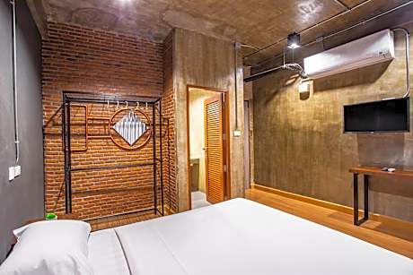 Deluxe Queen Room with Private Bathroom