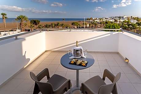 Superior Room, Sea View (1 Twin Bed and 1 Double Bed)