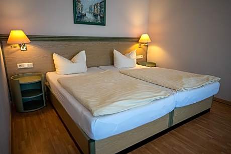 Double room without balcony / courtyard view