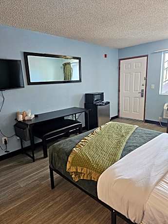 Queen Room - Non-Smoking