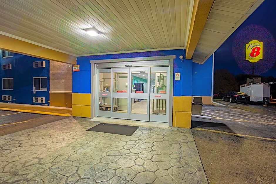 Super 8 by Wyndham Rockford I-90/Casino District