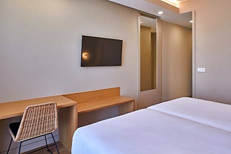 Family Room (2 Adults + 2 Children)