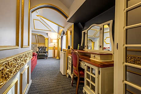 King Suite with Hot Tub and Mountain View
