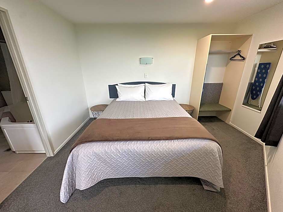 Baycourt Lakefront Motel