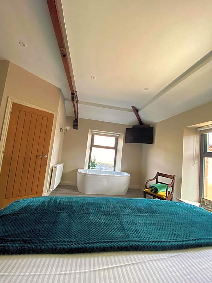 The Lounge Hotel & Bar