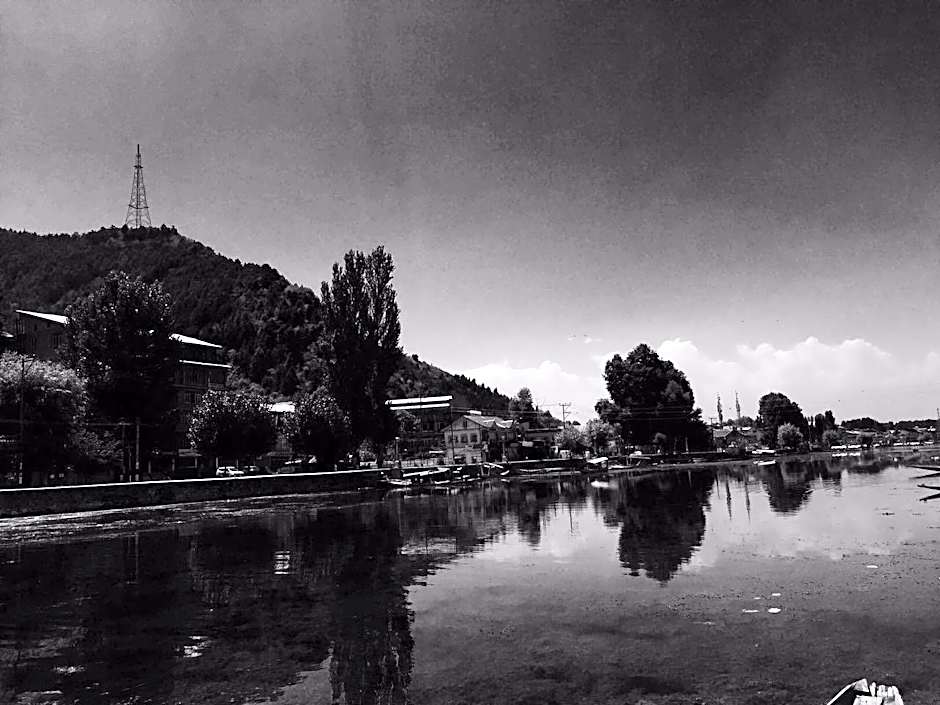 Houseboat Switzerland