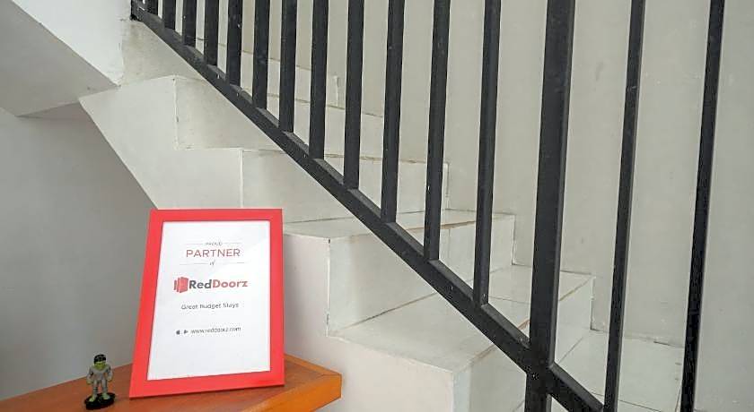 RedDoorz near De La Salle Manado