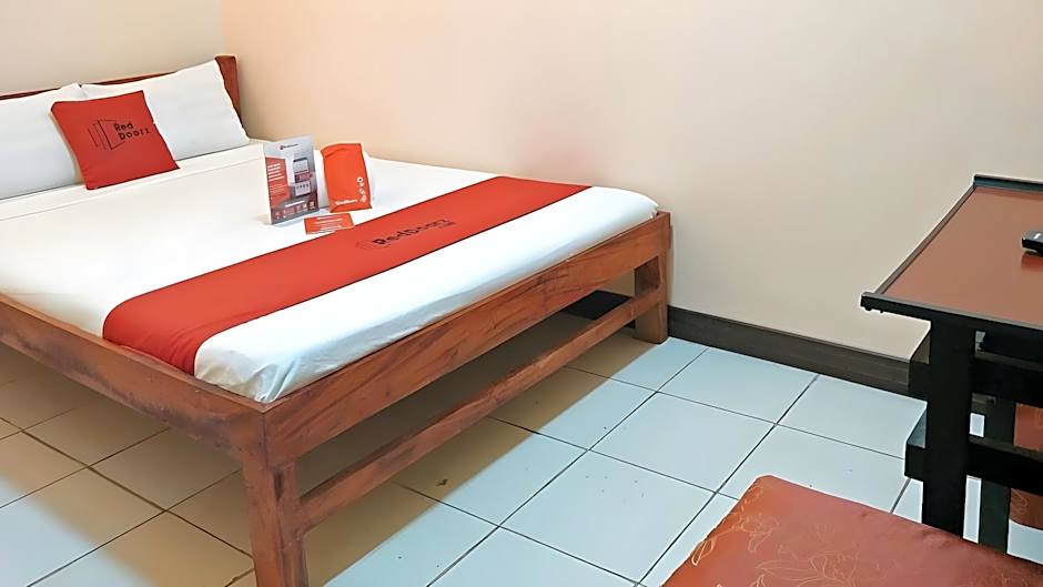 RedDoorz Near Baclay Drive Super Metro