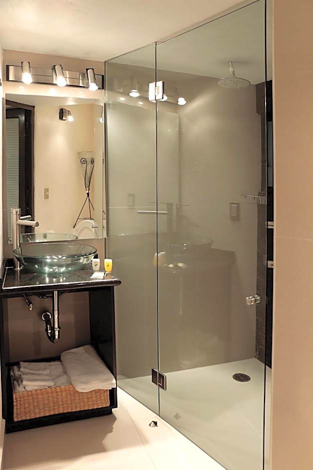 Aztic Hotel and Executive Suites