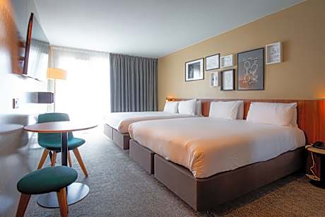 Privilege room queen-size double bed and 1 sofa bed for 1 person