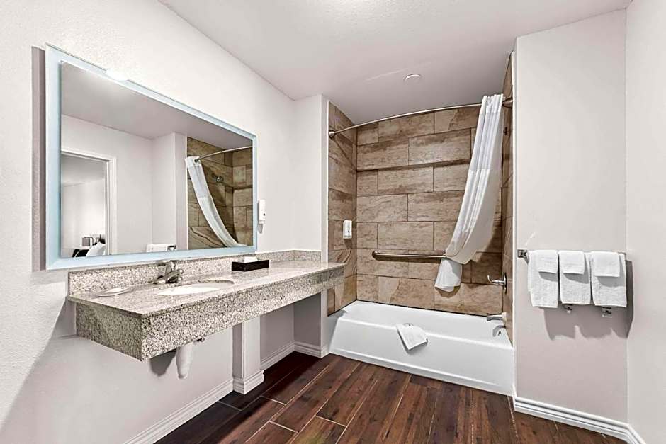 Quality Inn & Suites Port Lavaca near Lighthouse Beach