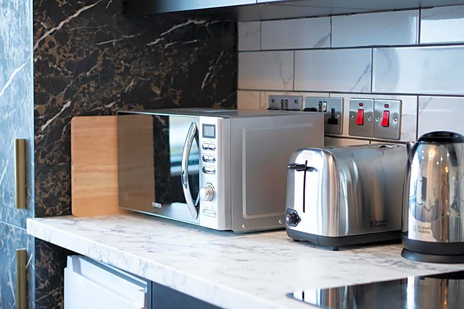 Studio & 1 Bedroom Apartments - PE1 - Contractor Friendly - Free Parking - Sofa Beds - Sky TV - Full Kitchen - Washer Dryer - WiFi