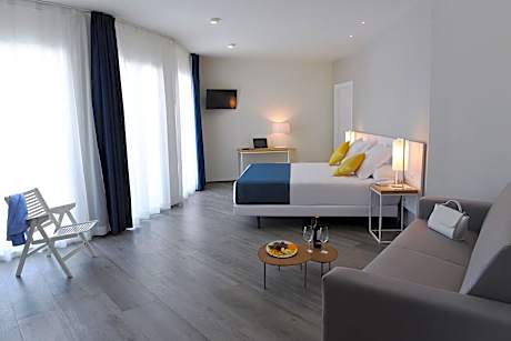 Family Room ( 2 Adults + 2 Children)