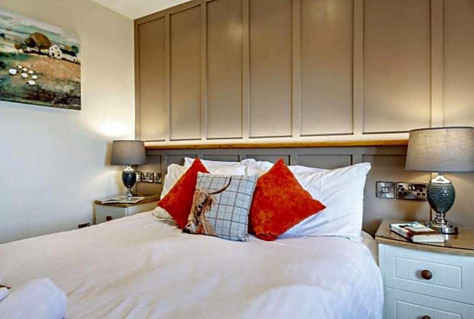 Lion Hotel & Studio Apartments