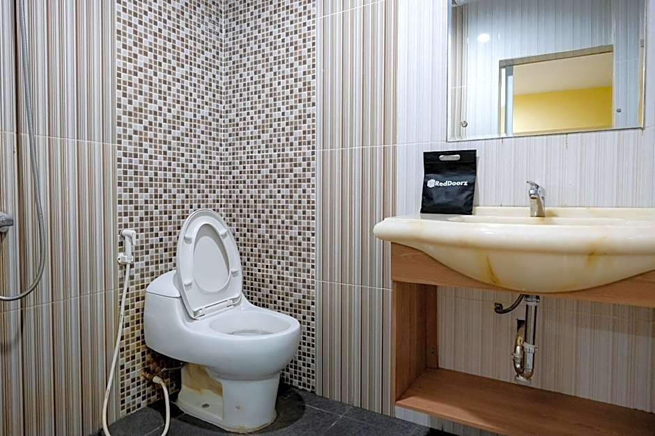 RedDoorz at Hotel Mayang Sari 1