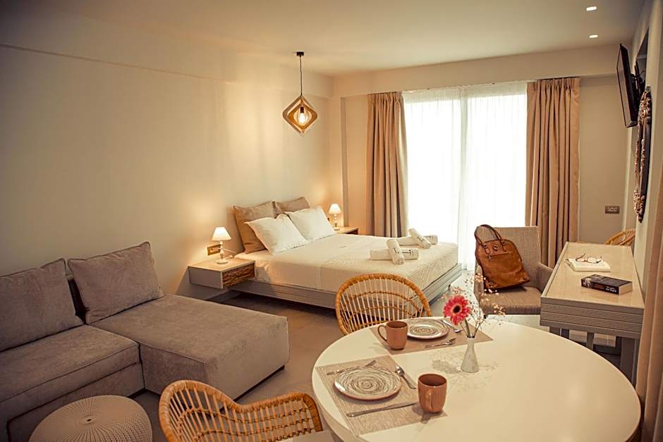 IO Luxury Pool & Hot Tub Suites