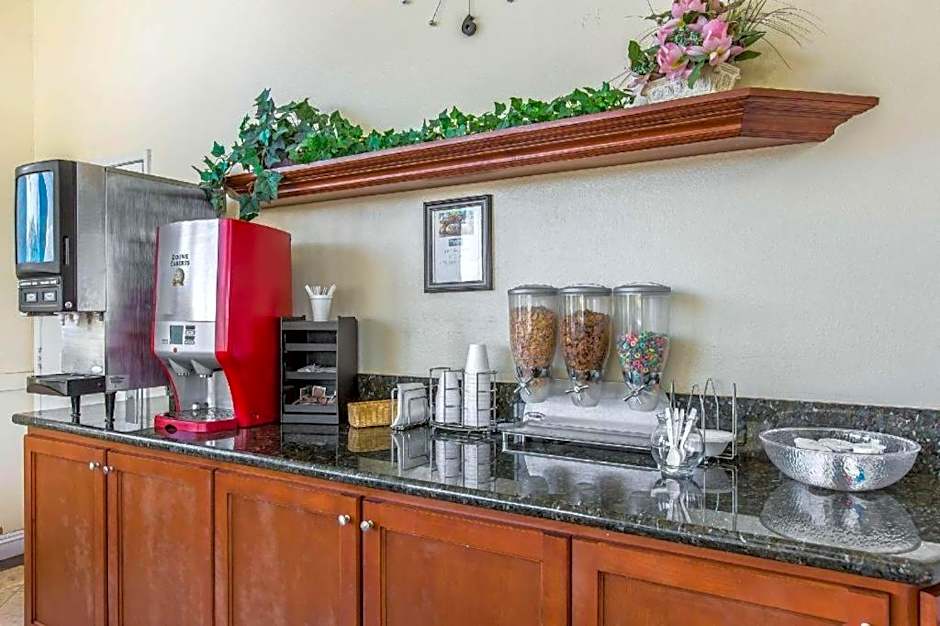 Rodeway Inn & Suites Canyon Lake-Menifee West