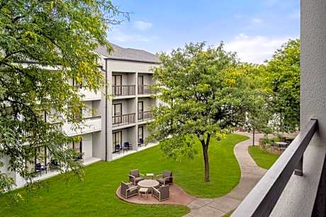 One-Bedroom King Suite with Sofa Bed, Adapted Tub and Courtyard View - Mobility and Hearing Accessible