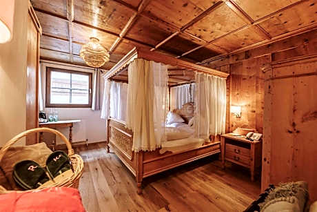 Honeymoon Suite