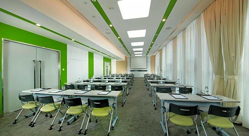 Holiday Inn Express Leshan City Square By IHG