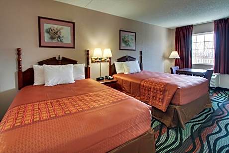 Deluxe Double Queen Bed (Ground Level)