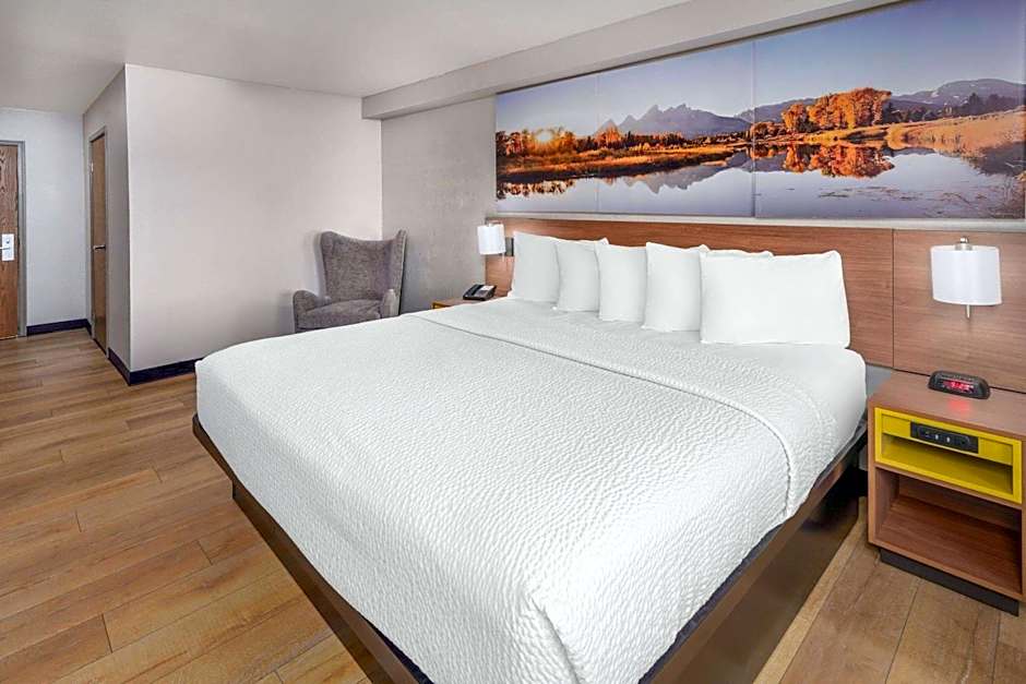 Days Inn & Suites by Wyndham Greeley