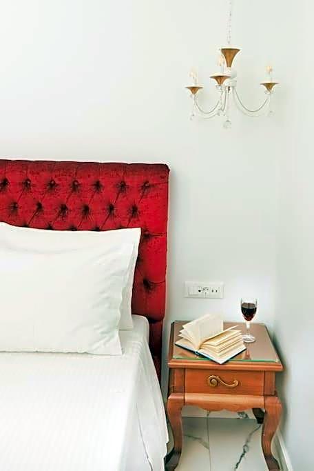 Modern Luxury Studio Near Beach & Old Harbor Fast WiFi Private Veranda