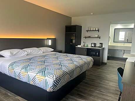 1 King Bed | Non-Smoking, Kitchen