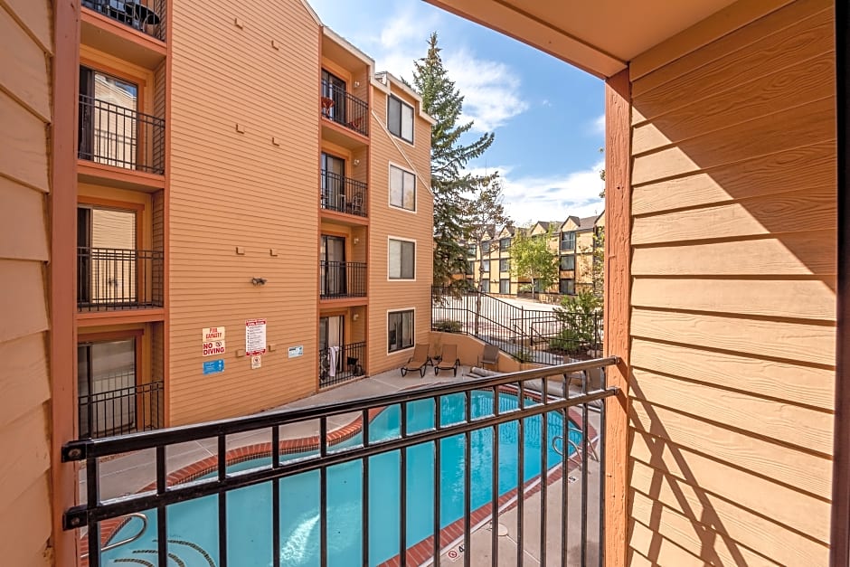 Carriage House Condominiums by All Seasons Resort Lodging