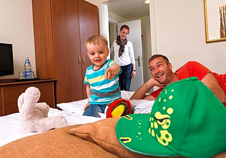 Family Room (2 Adults + 2 Children)