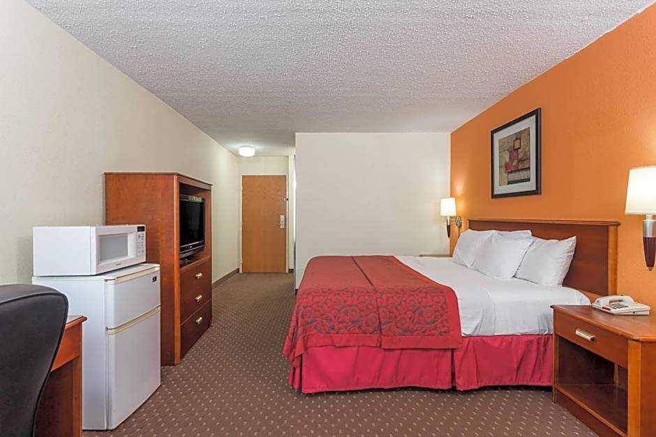 Days Inn & Suites by Wyndham Bloomington/Normal IL