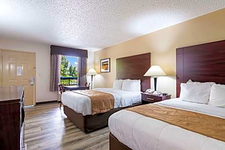 Quadruple Room with Two Queen Beds - Smoking