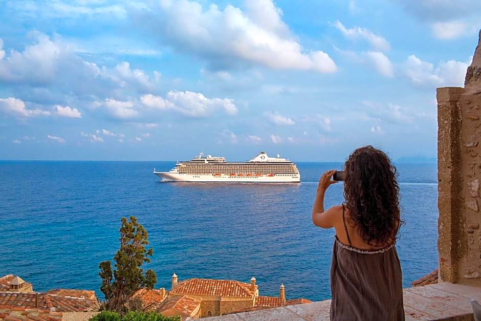 Moni Emvasis Luxury Suites