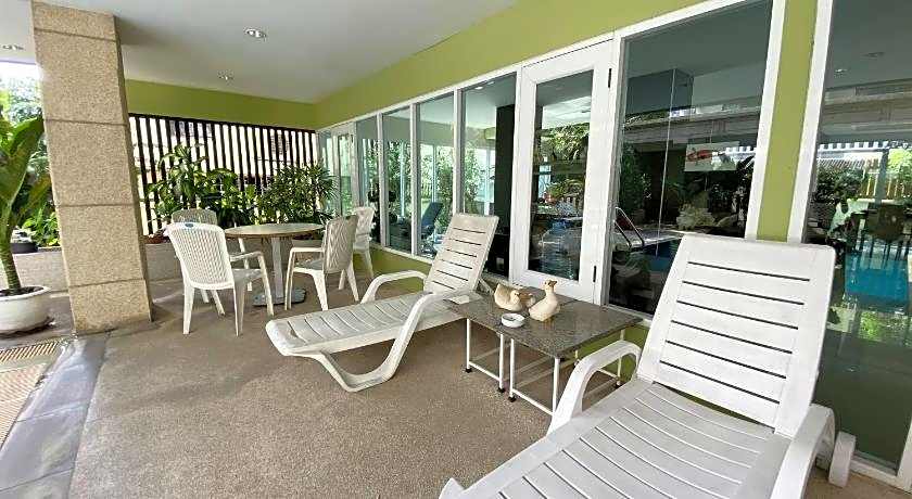 14 Place Sukhumvit Suites