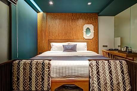 Deluxe King Room - No Window